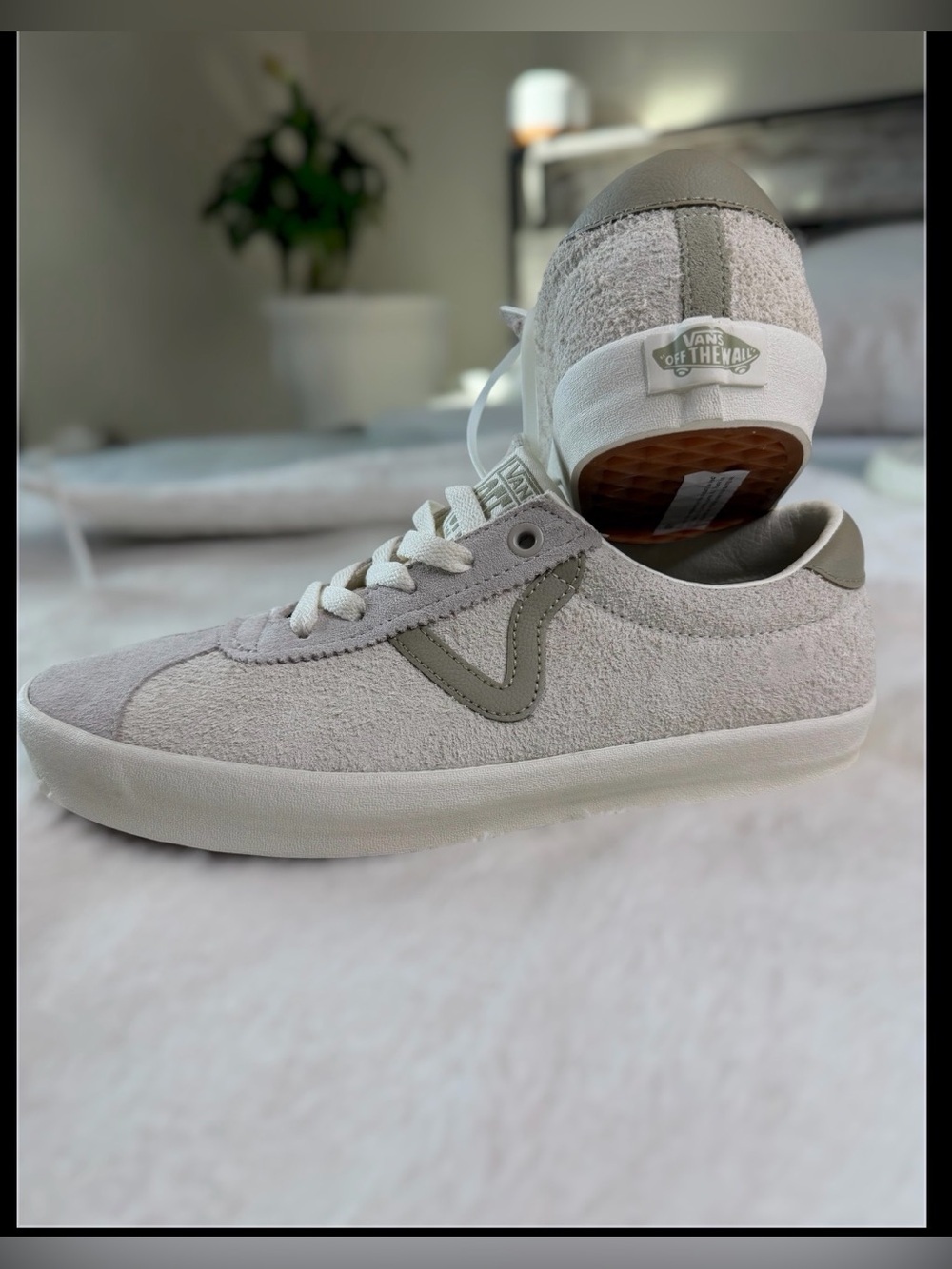 Vans Women/Men Suede Low-Top Sneakers in Light Gray and White